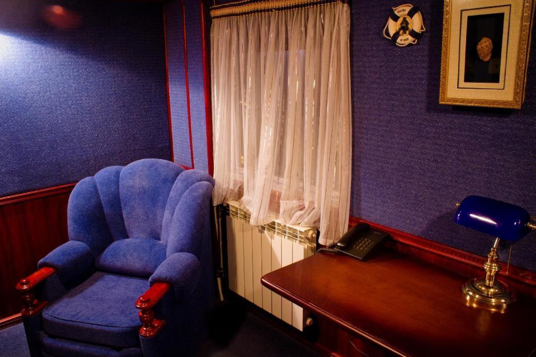 Bogdan Khmelnytskyi Hotel Киев Екстериор снимка