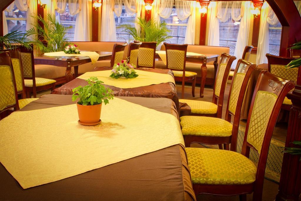 Bogdan Khmelnytskyi Hotel Киев Екстериор снимка