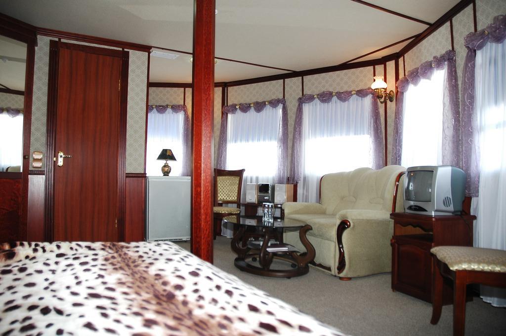 Bogdan Khmelnytskyi Hotel Киев Екстериор снимка