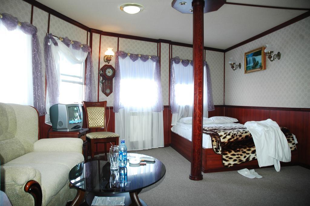 Bogdan Khmelnytskyi Hotel Киев Екстериор снимка