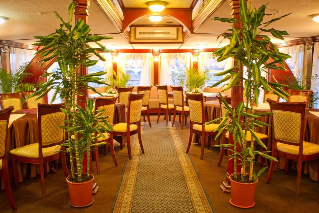 Bogdan Khmelnytskyi Hotel Киев Екстериор снимка