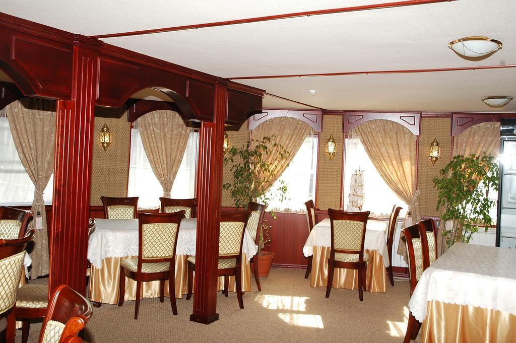 Bogdan Khmelnytskyi Hotel Киев Екстериор снимка