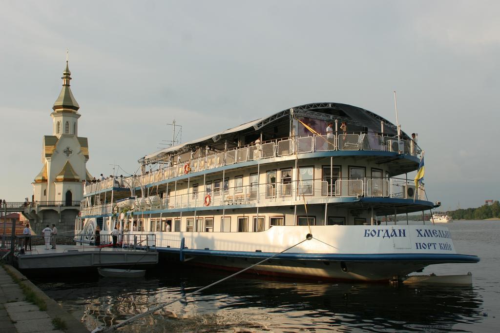 Bogdan Khmelnytskyi Hotel Киев Екстериор снимка