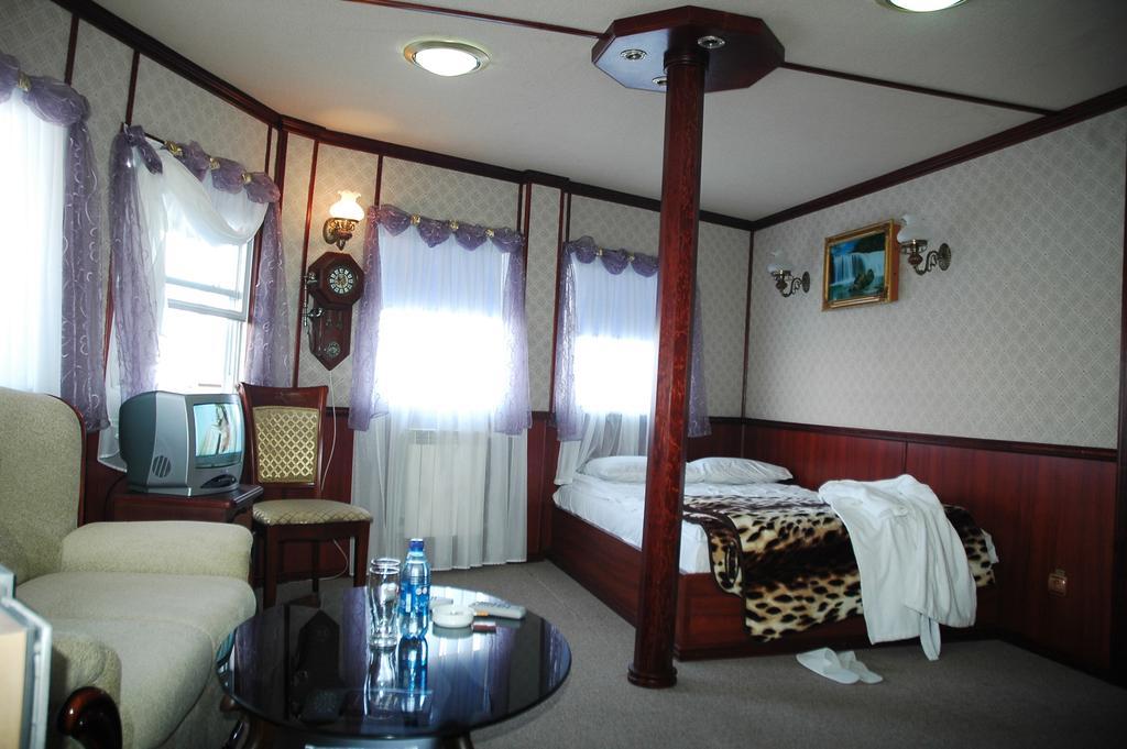 Bogdan Khmelnytskyi Hotel Киев Екстериор снимка
