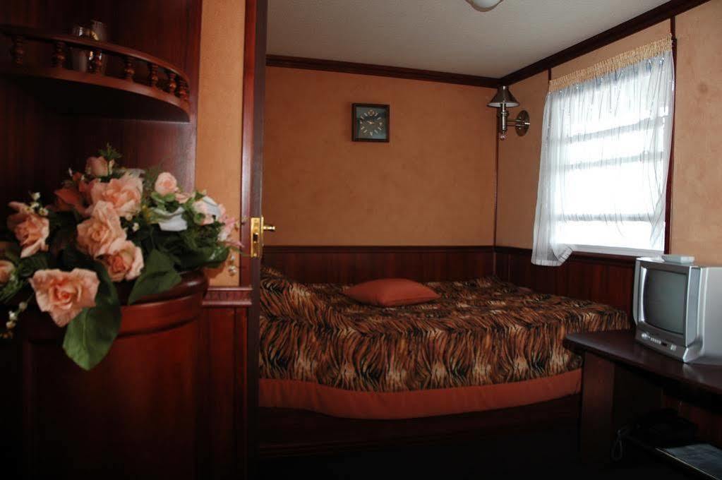 Bogdan Khmelnytskyi Hotel Киев Екстериор снимка