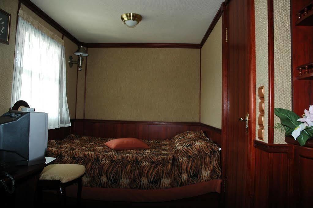 Bogdan Khmelnytskyi Hotel Киев Екстериор снимка