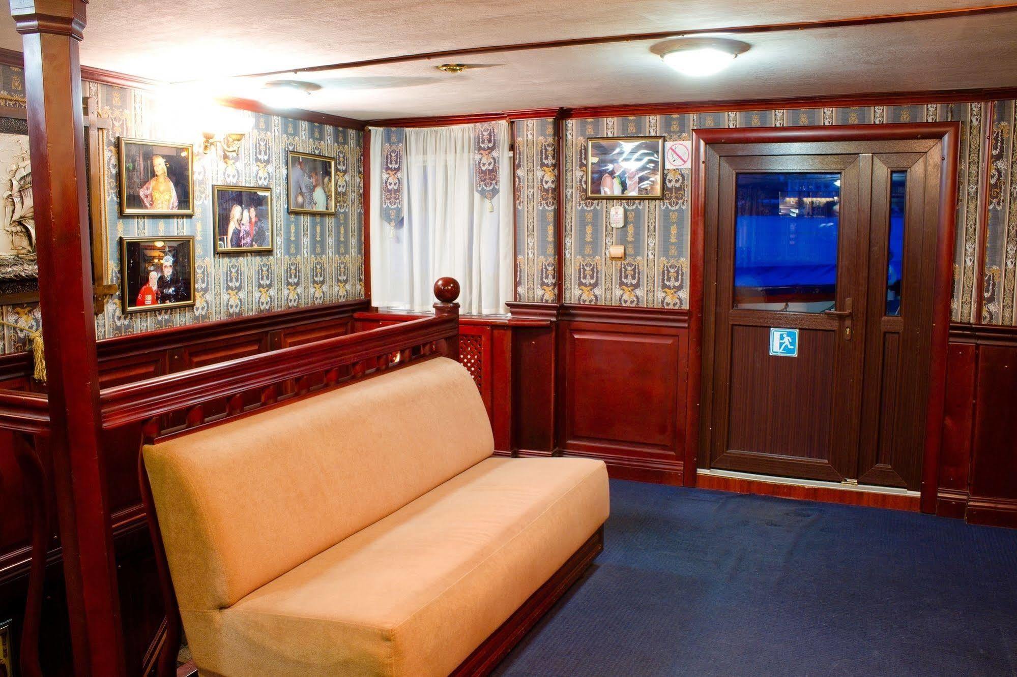 Bogdan Khmelnytskyi Hotel Киев Екстериор снимка