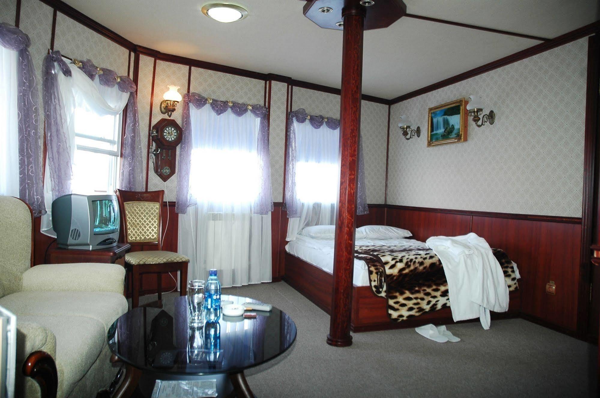 Bogdan Khmelnytskyi Hotel Киев Екстериор снимка