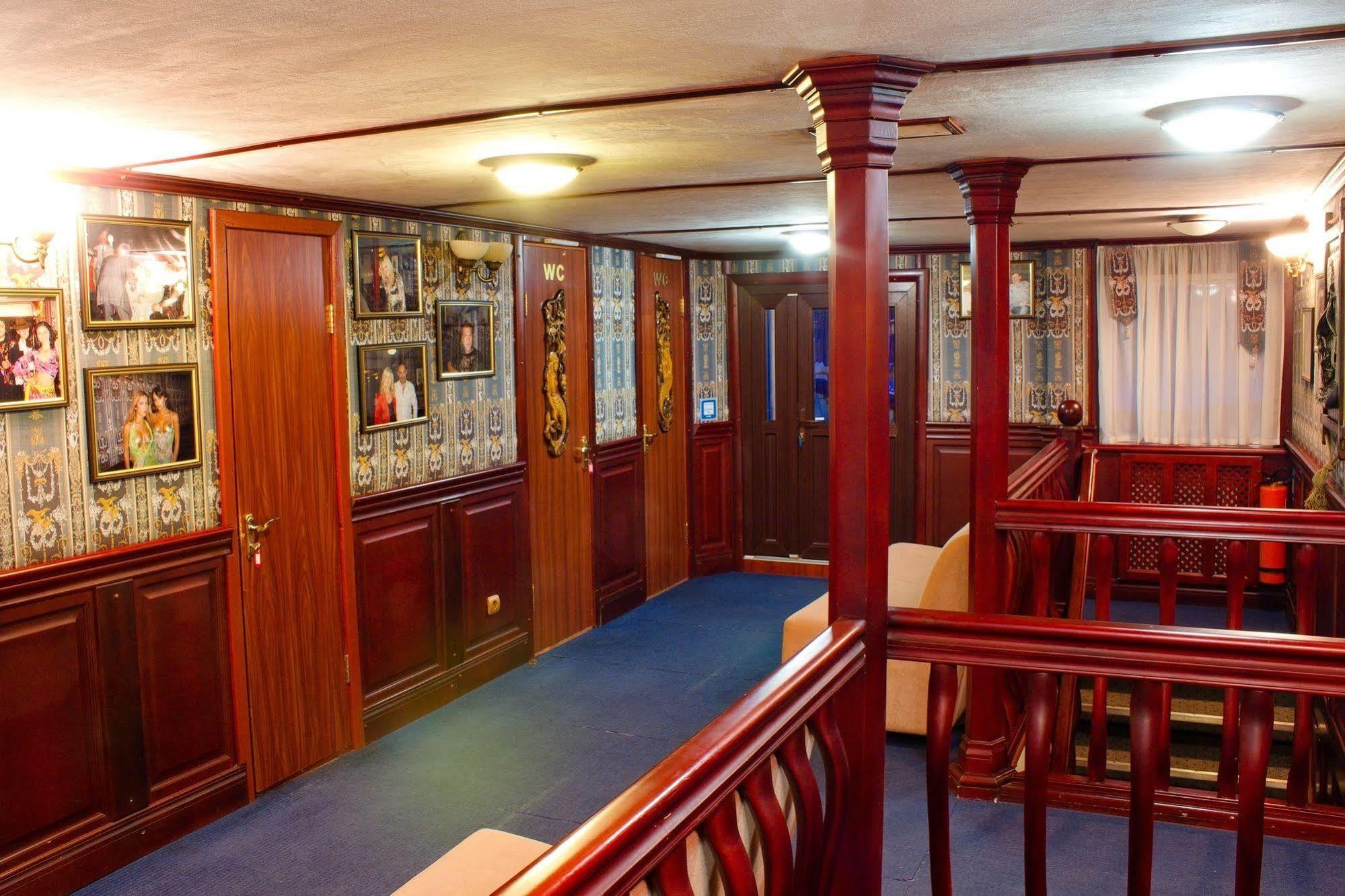 Bogdan Khmelnytskyi Hotel Киев Екстериор снимка
