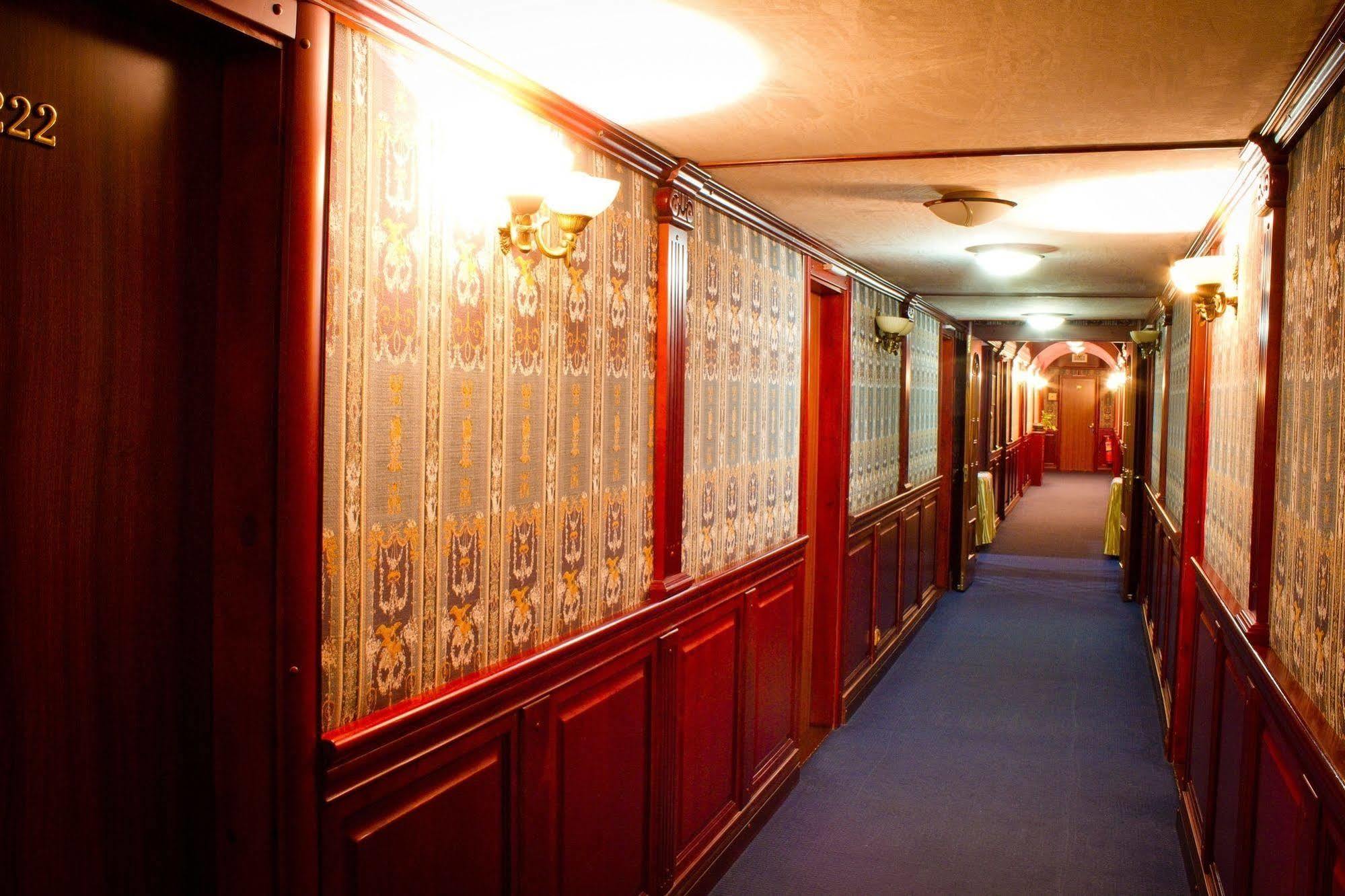 Bogdan Khmelnytskyi Hotel Киев Екстериор снимка