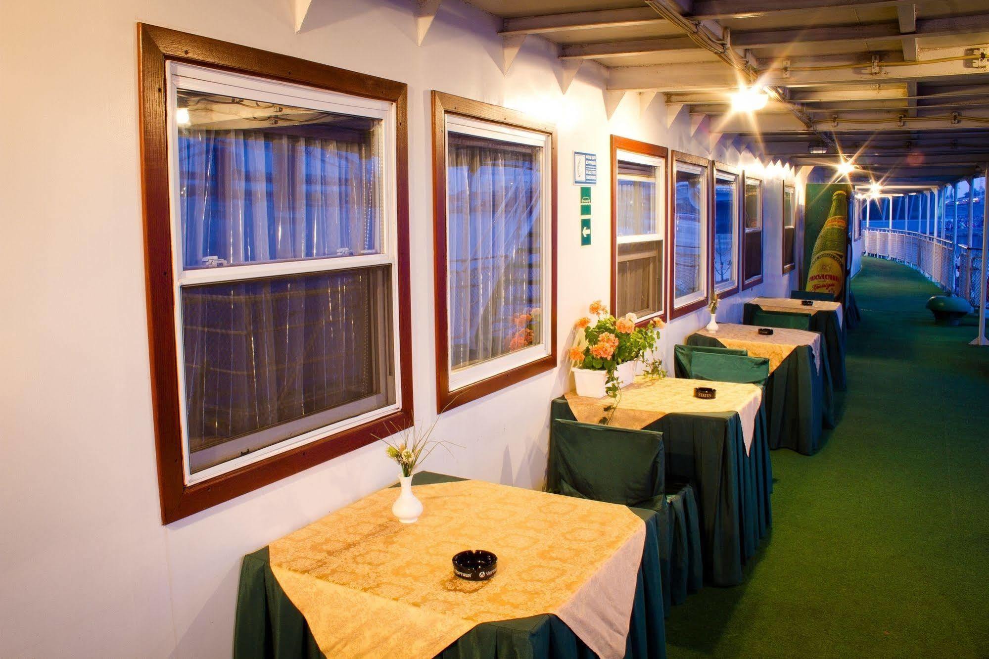 Bogdan Khmelnytskyi Hotel Киев Екстериор снимка