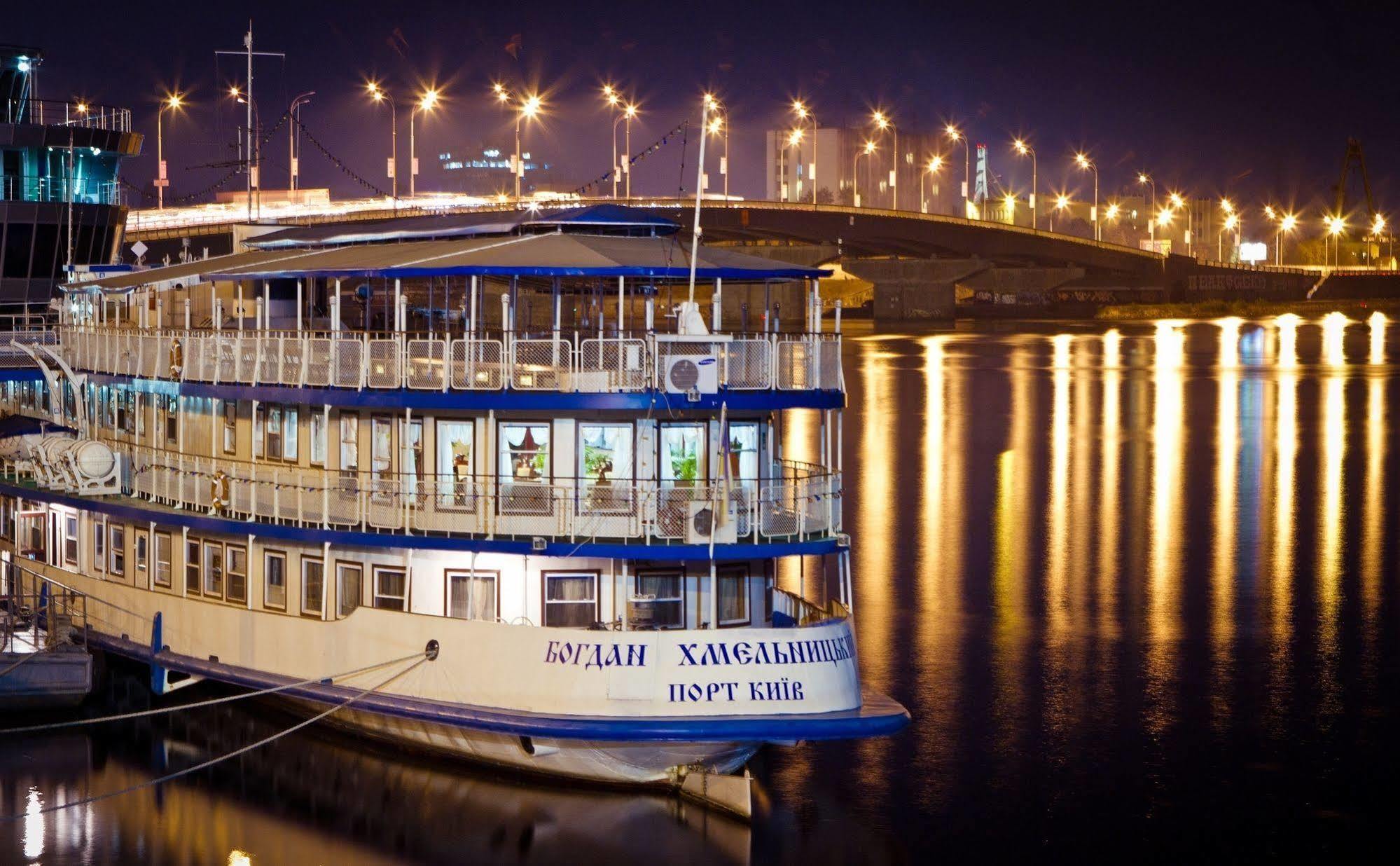 Bogdan Khmelnytskyi Hotel Киев Екстериор снимка
