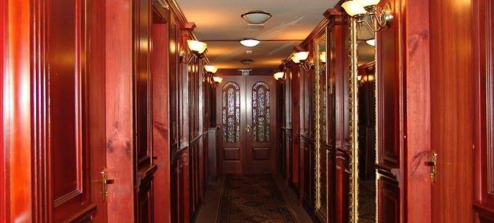 Bogdan Khmelnytskyi Hotel Киев Екстериор снимка