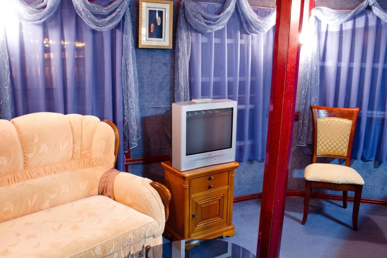 Bogdan Khmelnytskyi Hotel Киев Екстериор снимка