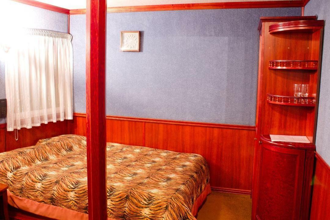 Bogdan Khmelnytskyi Hotel Киев Екстериор снимка